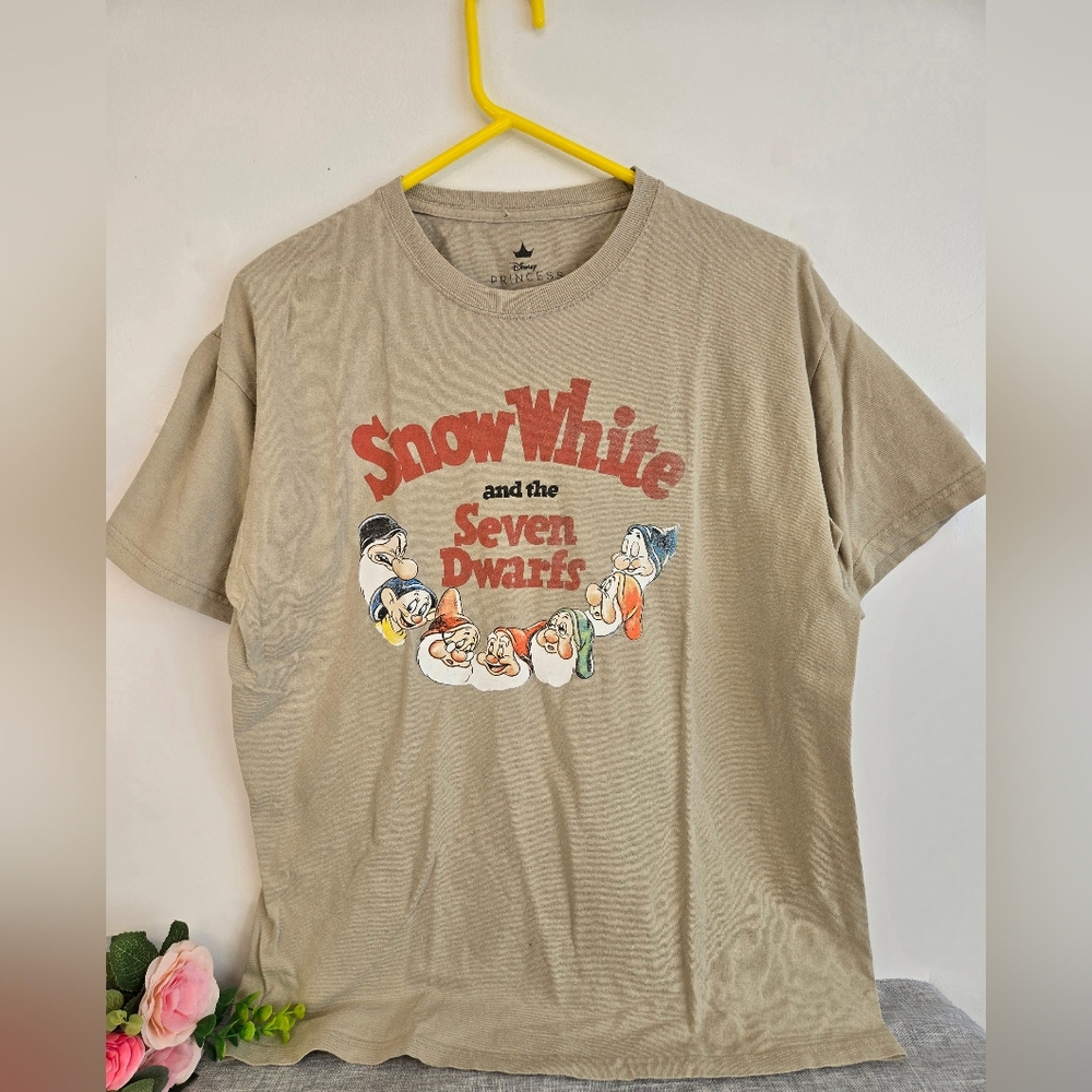 Vintage Disney Snow White Seven Dwarf Classic movie poster t-shirt, size M